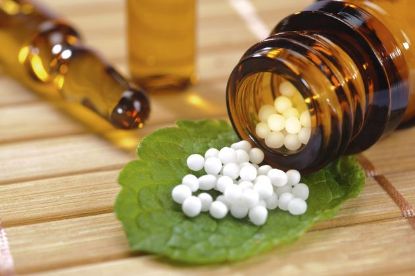 Homeopatska zdravila na leseni mizi