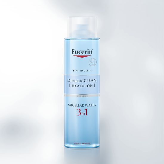 Eucerin DermatoCLEAN [HYALURON] micelarni čistilni fluid 3 v 1, z vlažilnimi sestavinami, ki kožo očistijo, ne da bi jo pri tem izsušile.
