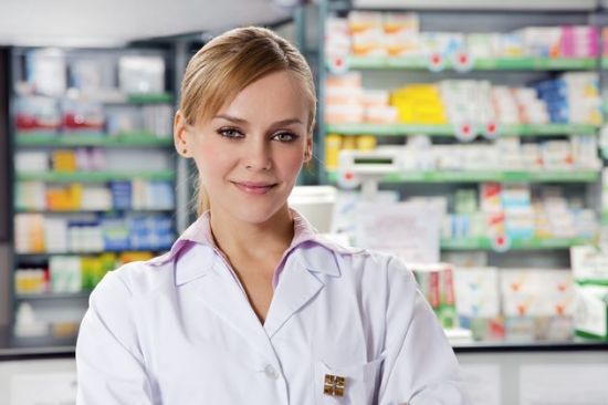 Farmacevtka v oficini svetuje o Schusslerjevih soleh